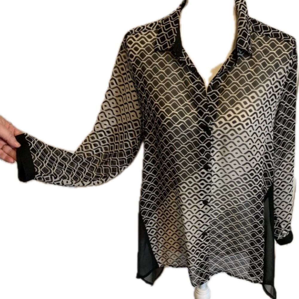 Lightweight button-down top women’s medium size Medium